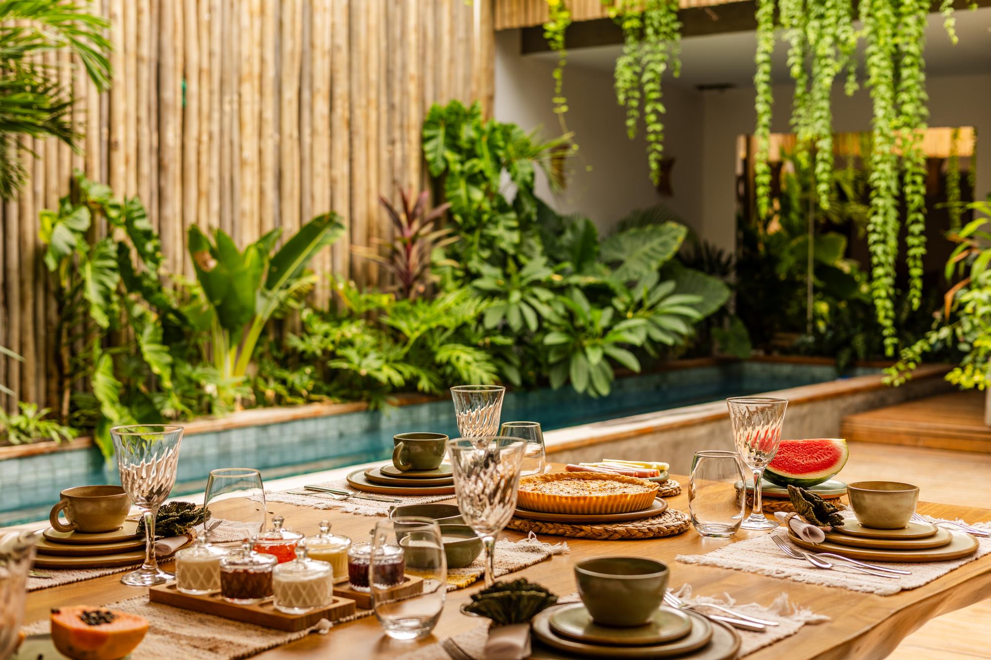 La table du petit-déjeuner dressée au bord de la piscine