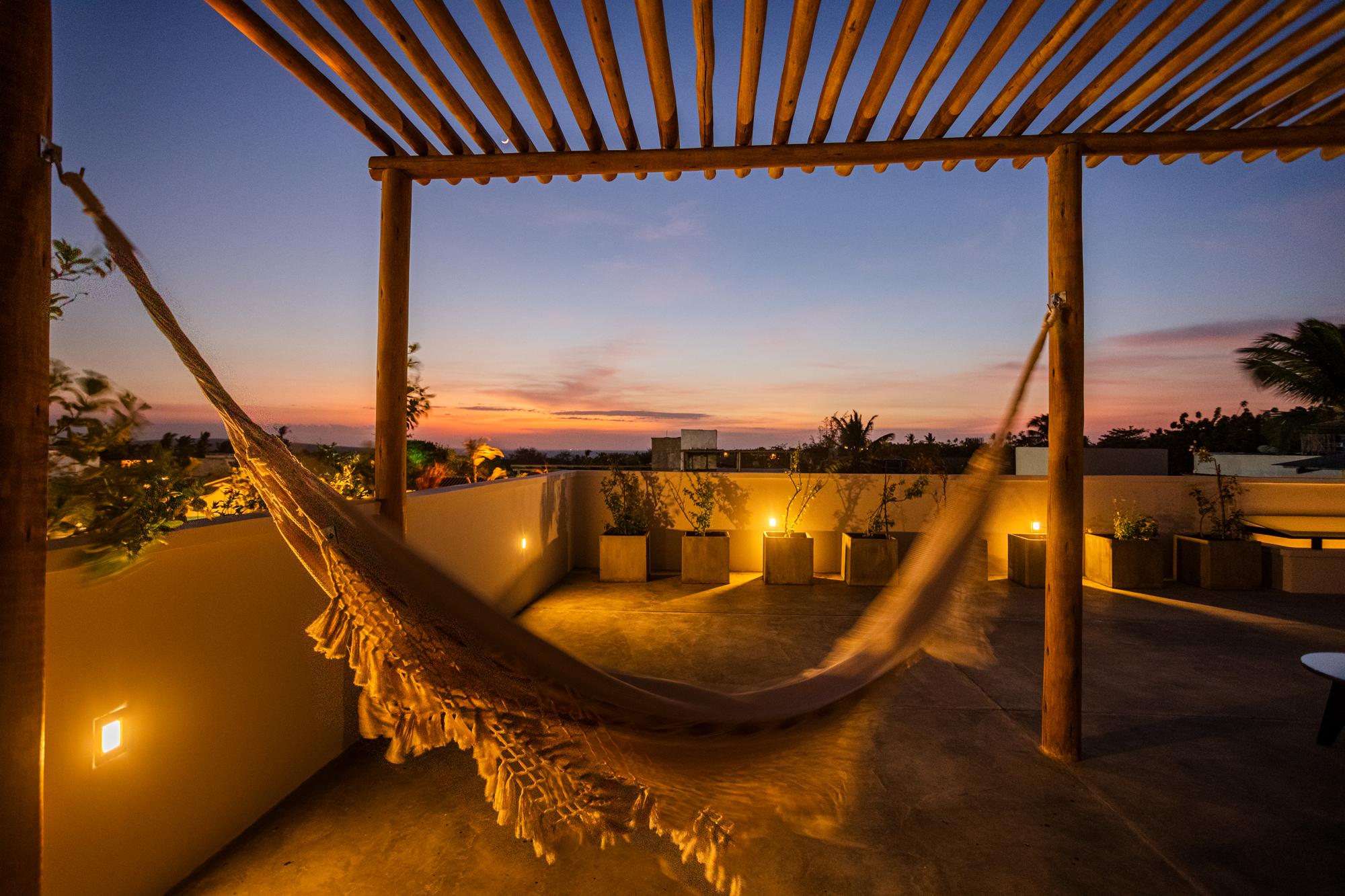 Hamac sous la pergola du rooftop au coucher du soleil