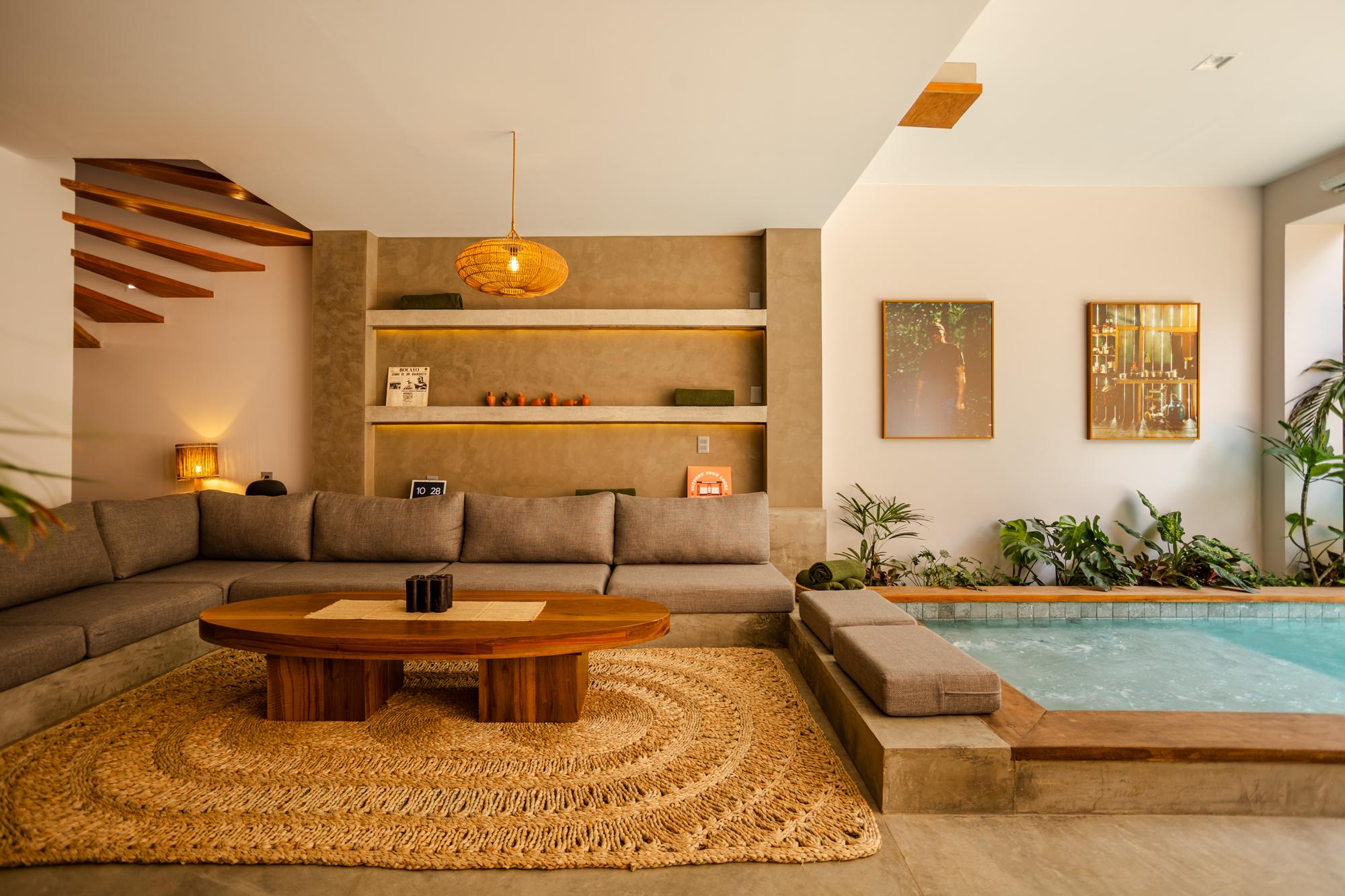 Le salon en contrebas, la piscine qui entre dans la maison